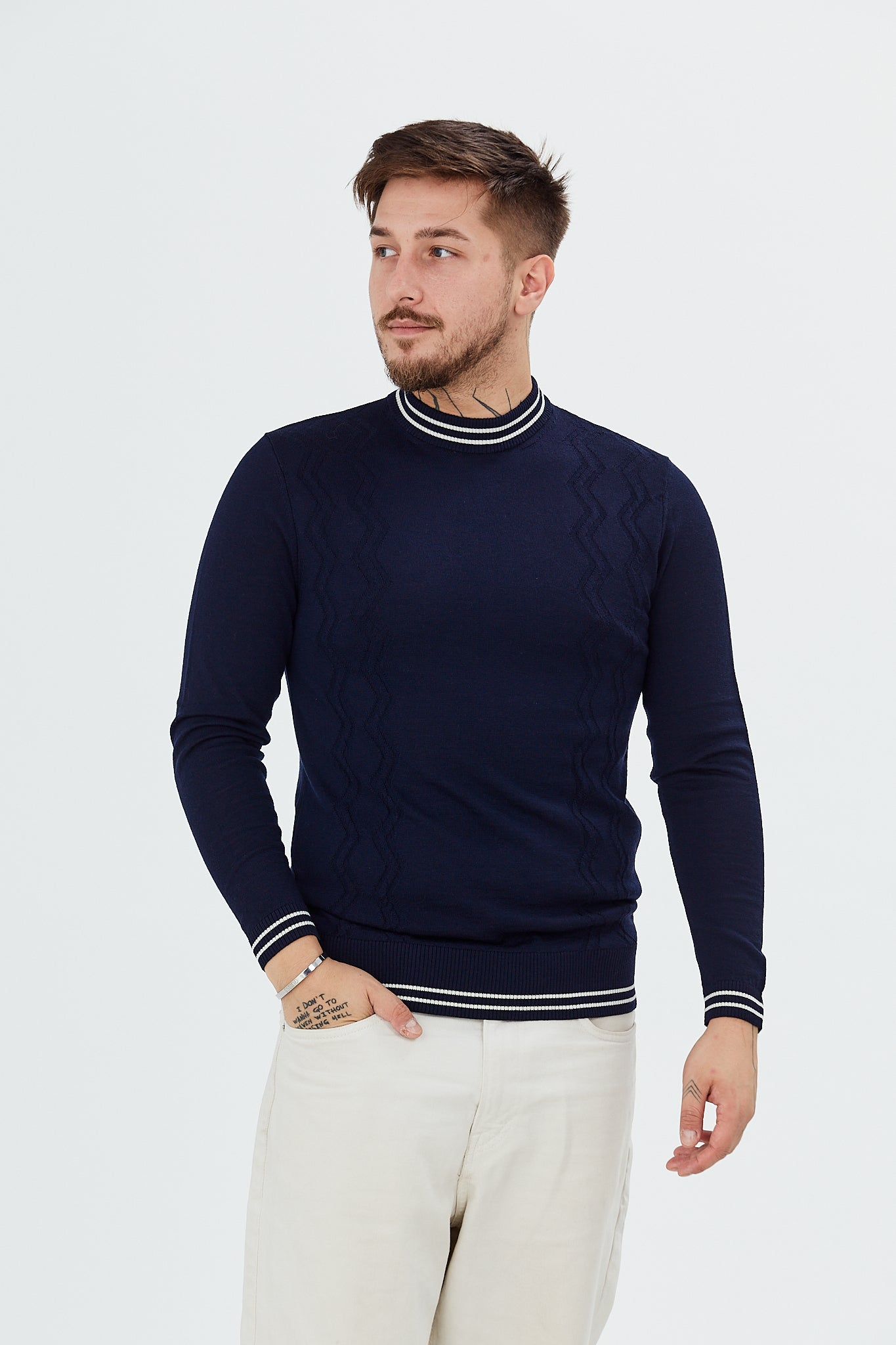 Sweater with zig-zag pattern and long sleeves