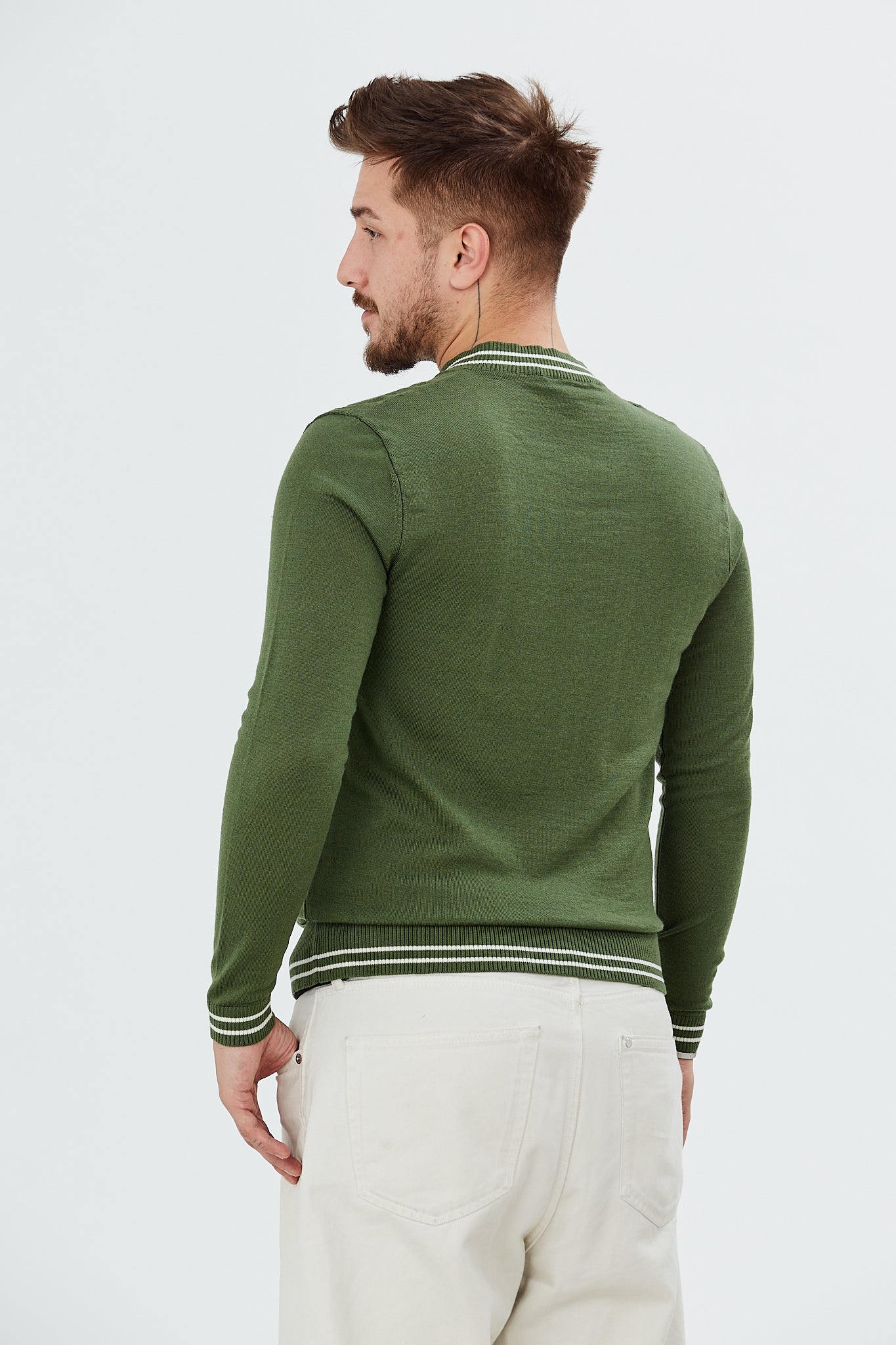 Sweater with V-neck and zig-zag patterns