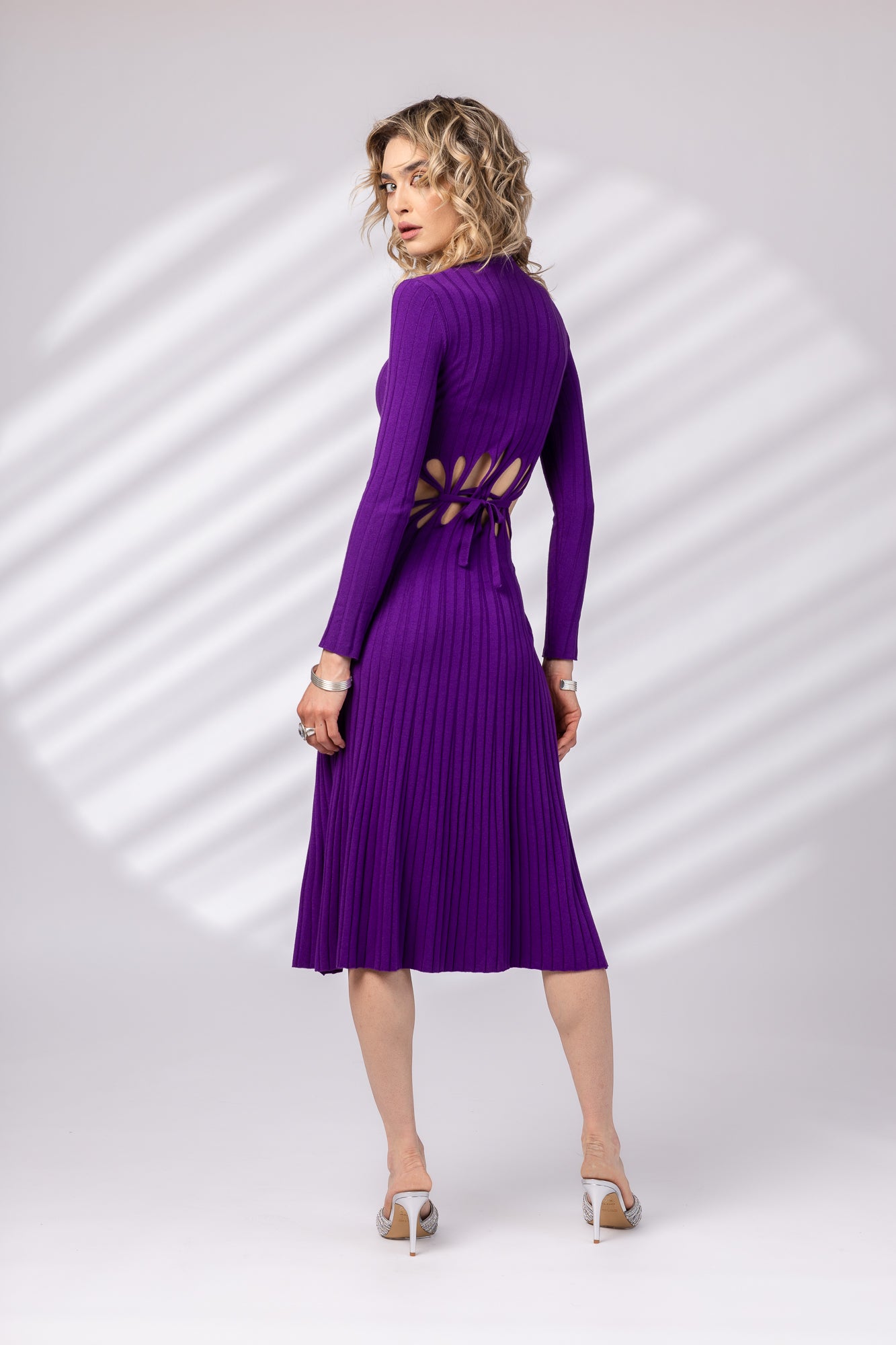 Dress with cutouts at the waist