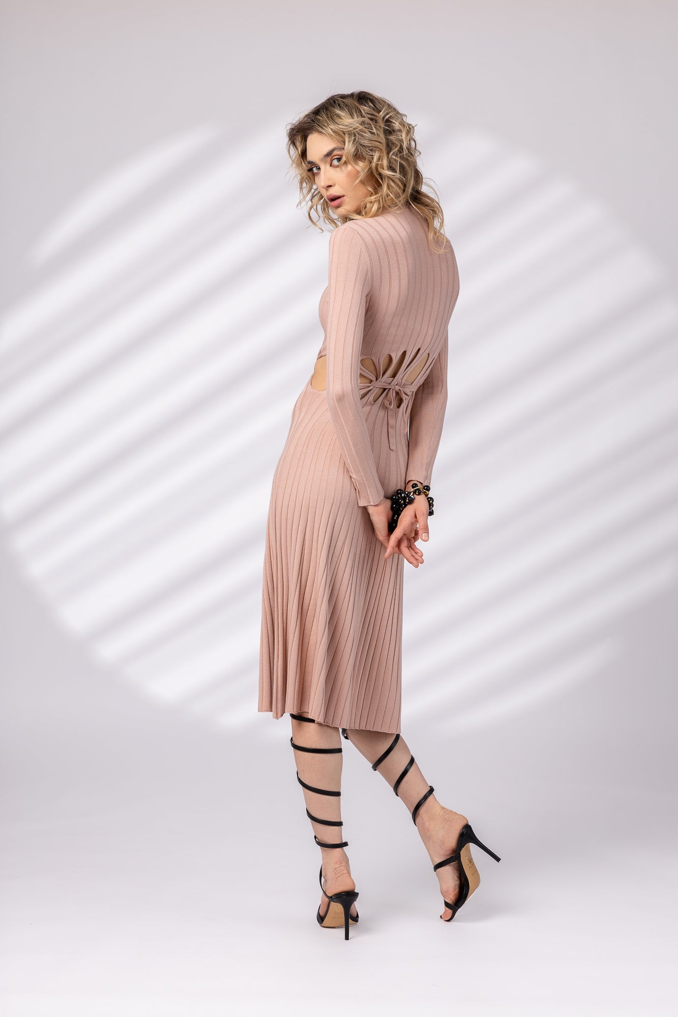 Dress with cutouts at the waist