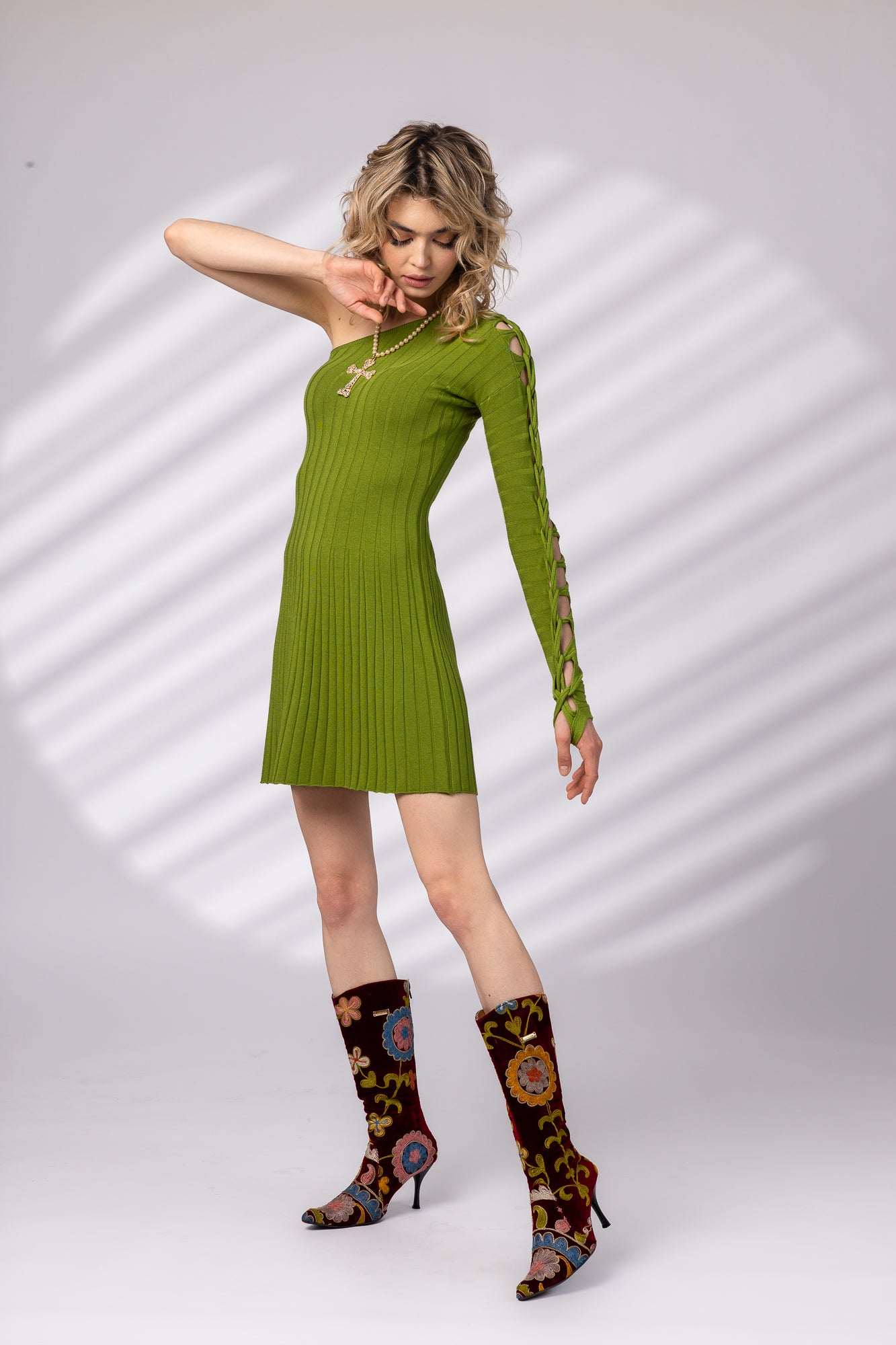 Short dress with braid on the sleeve