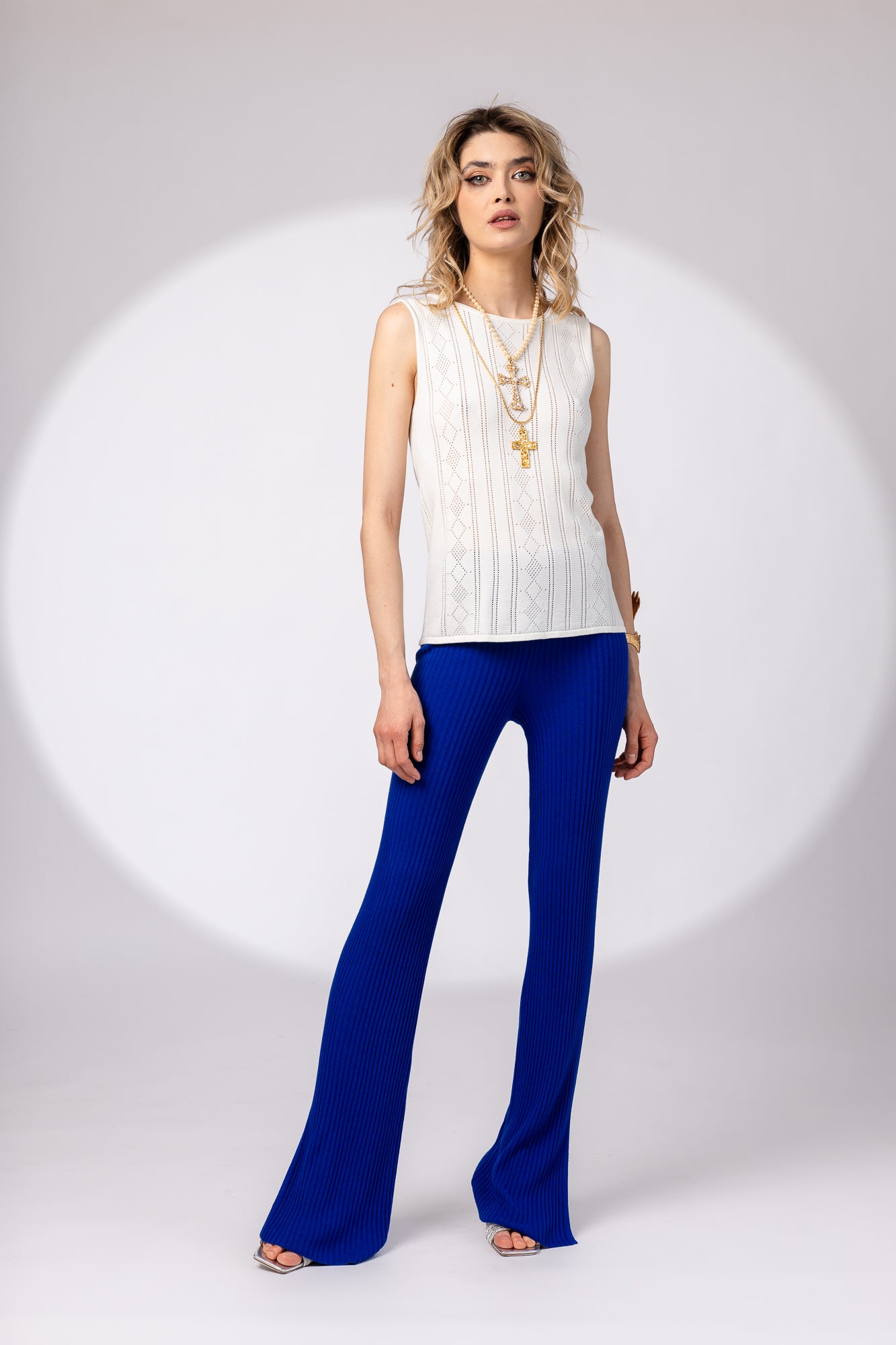 Openwork top with overlay at the back