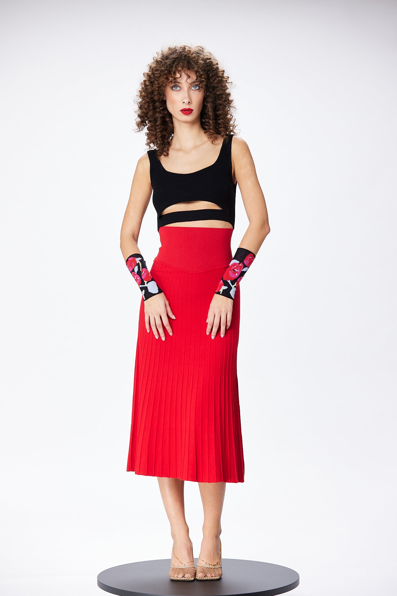 Short sleeves with stylized roses