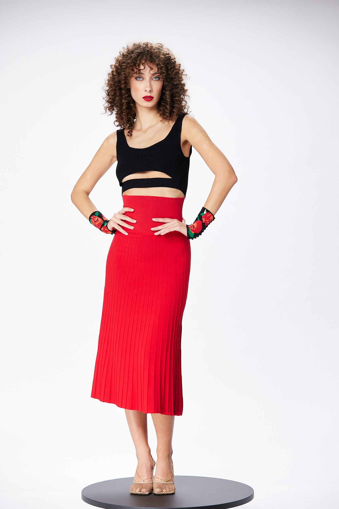 Short sleeves with stylized roses