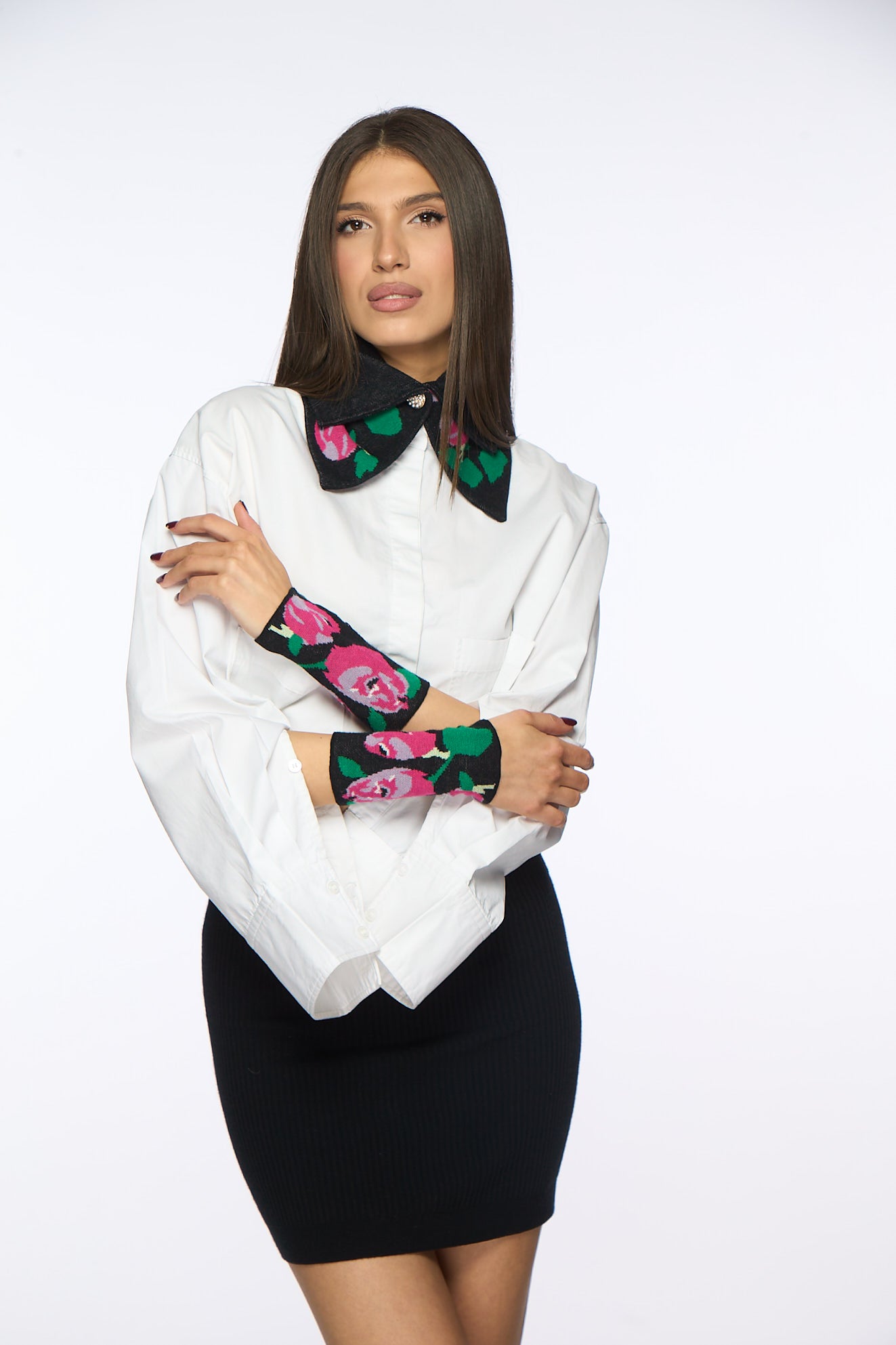 Short sleeves with stylized roses