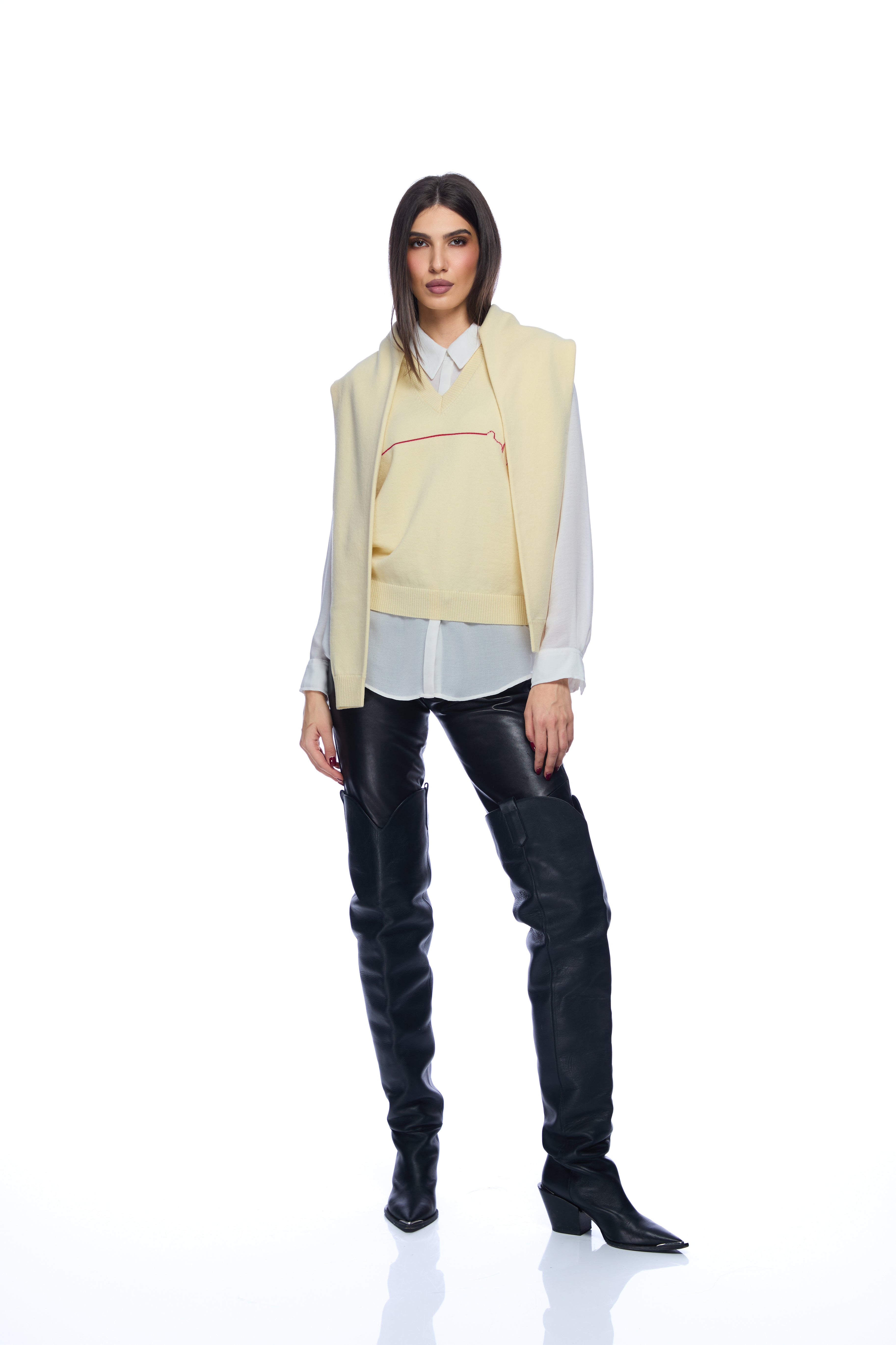 Compleu vesta si capa scurta