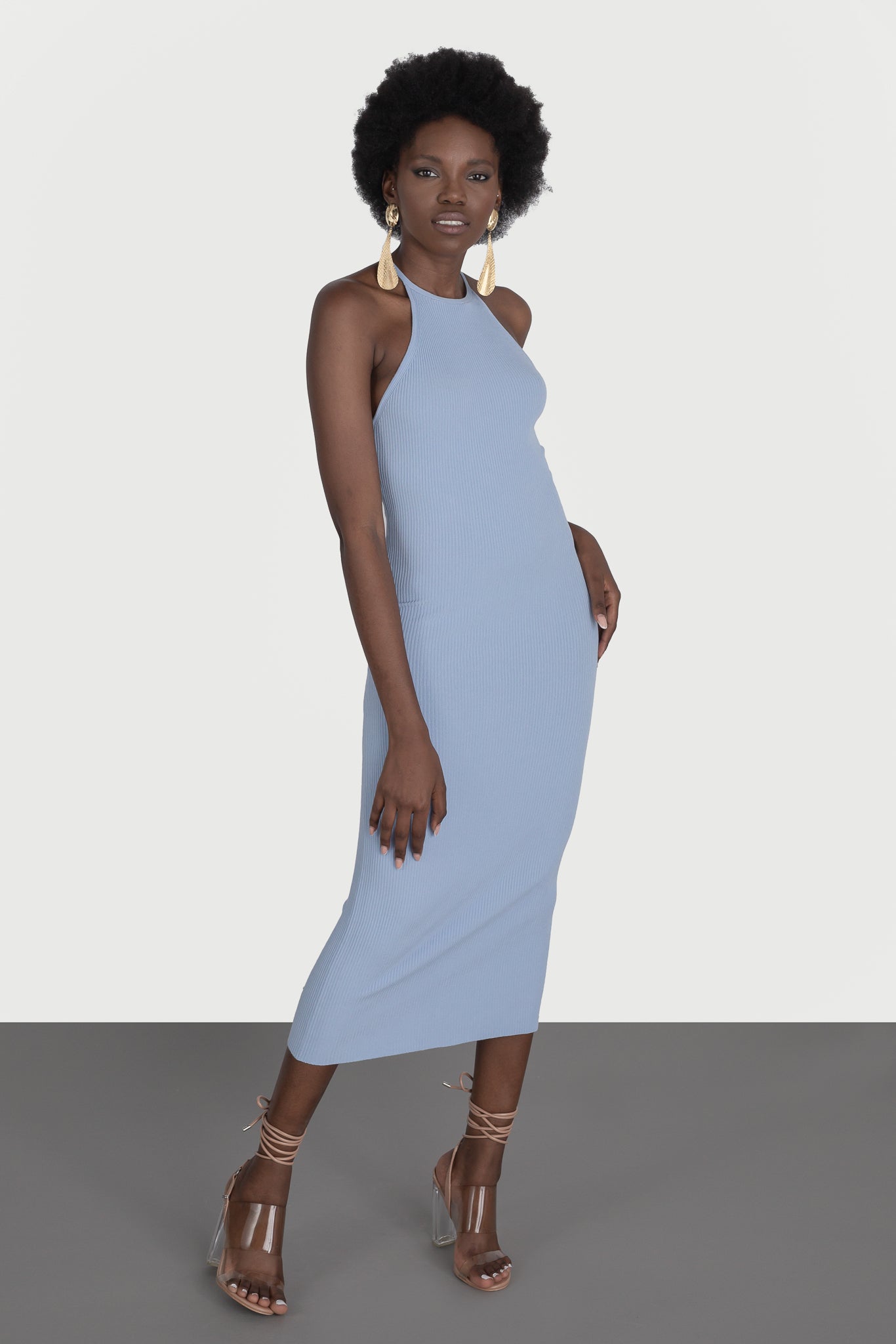 Dress with bare back and lace
