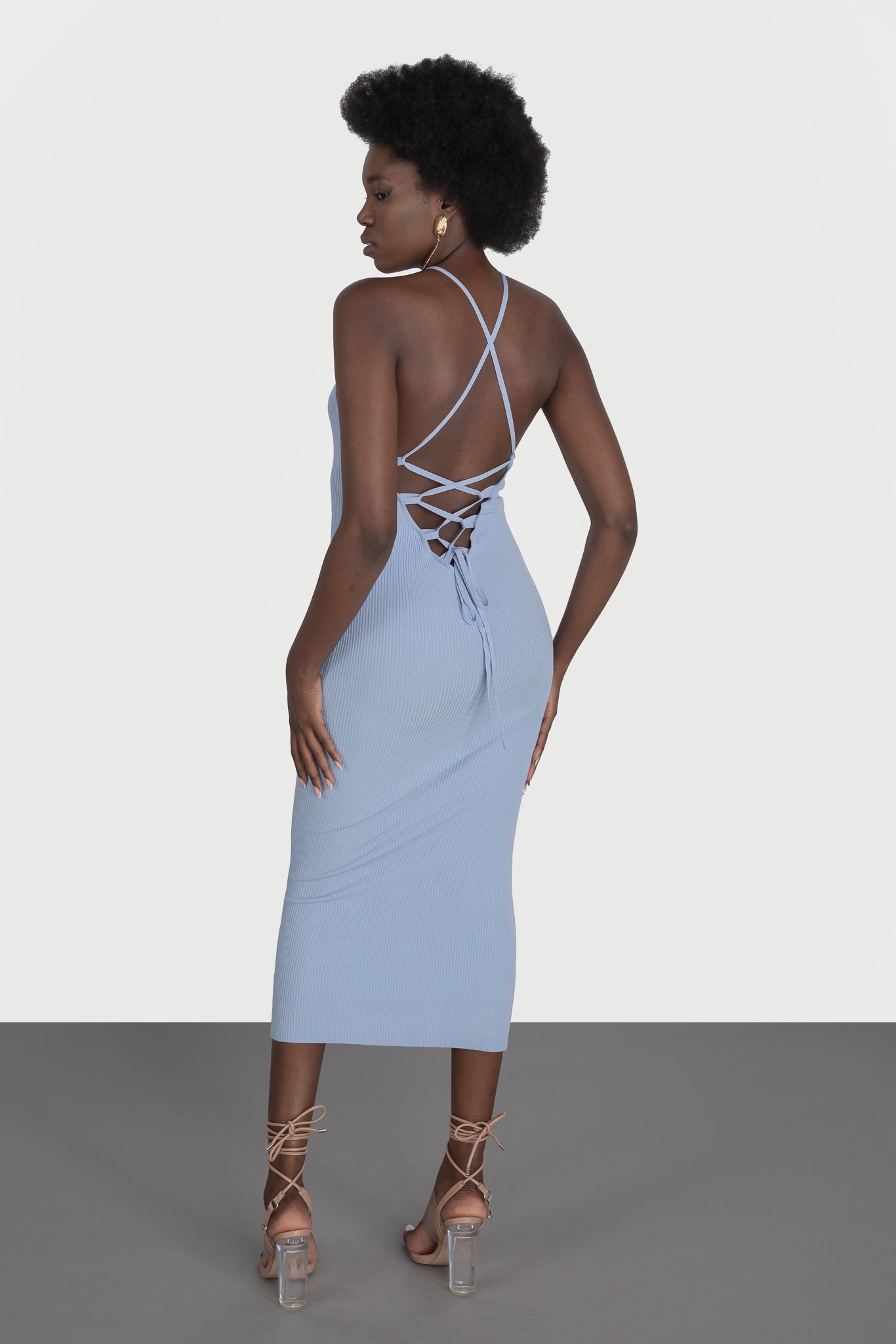 Dress with bare back and lace