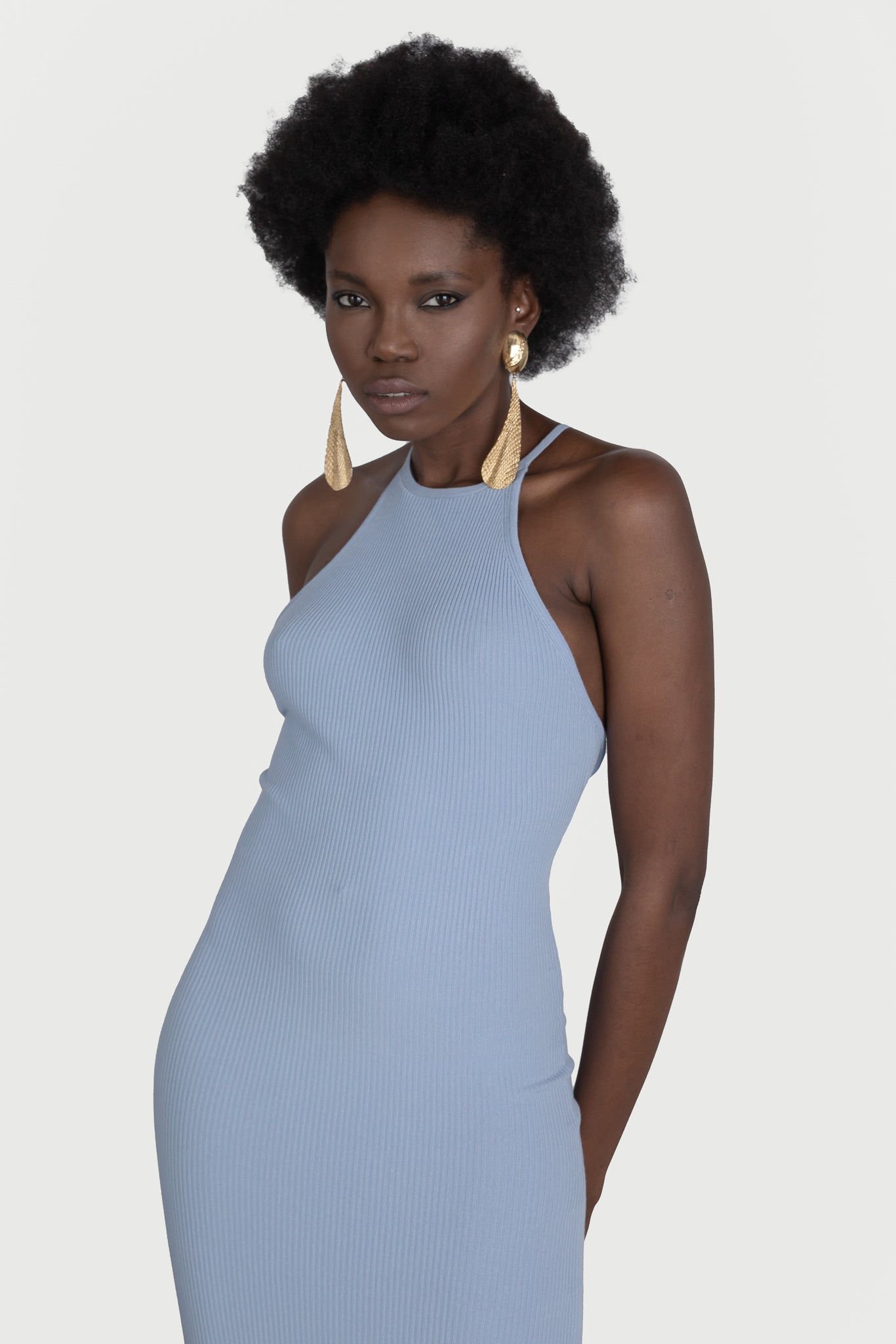 Dress with bare back and lace