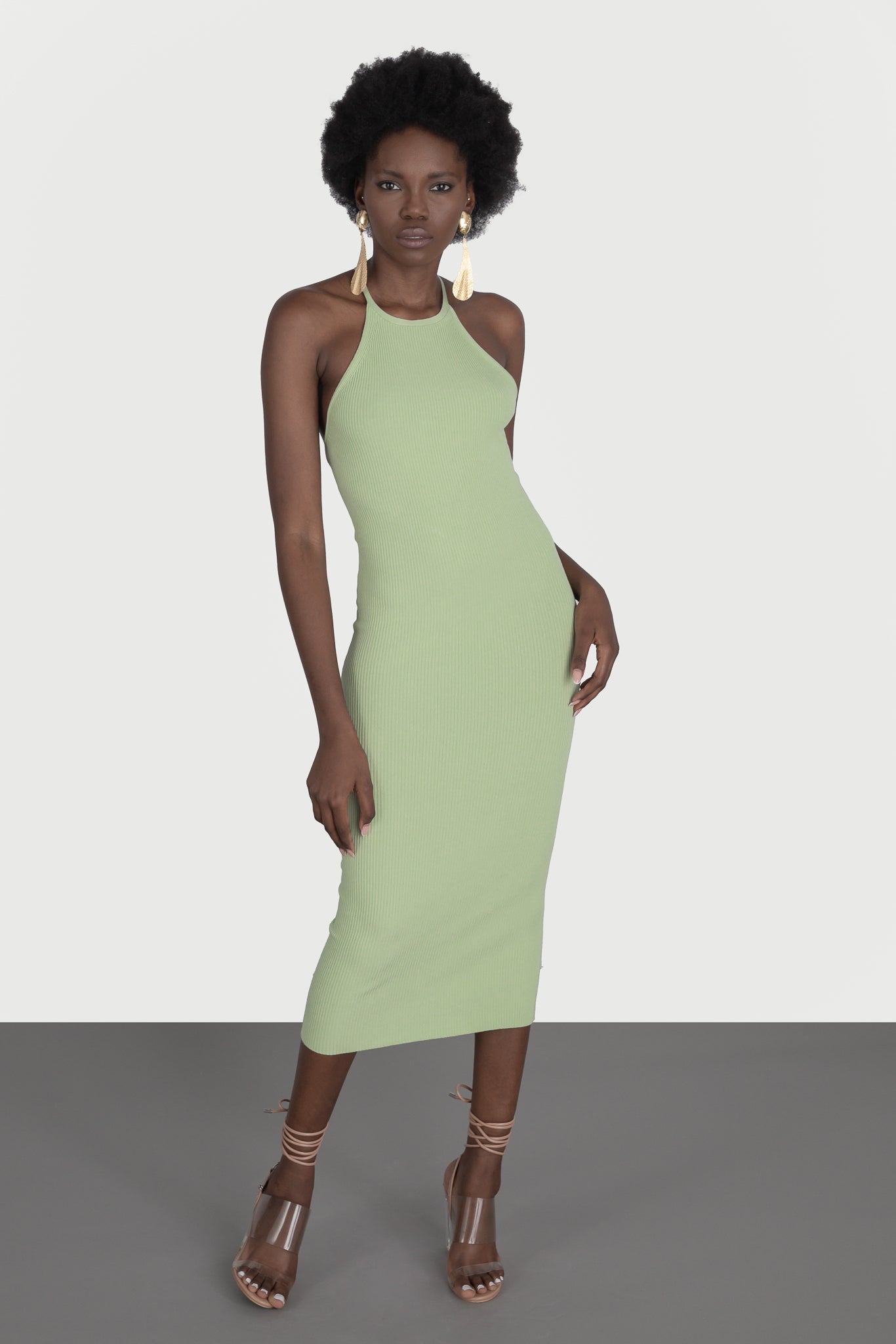 Dress with bare back and lace