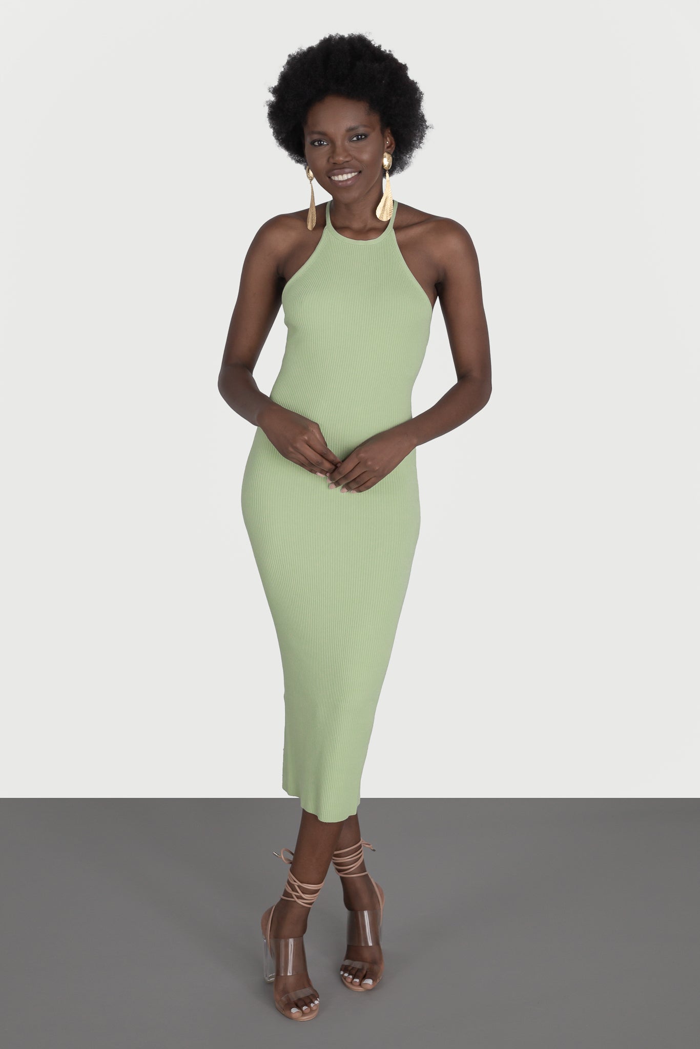 Dress with bare back and lace
