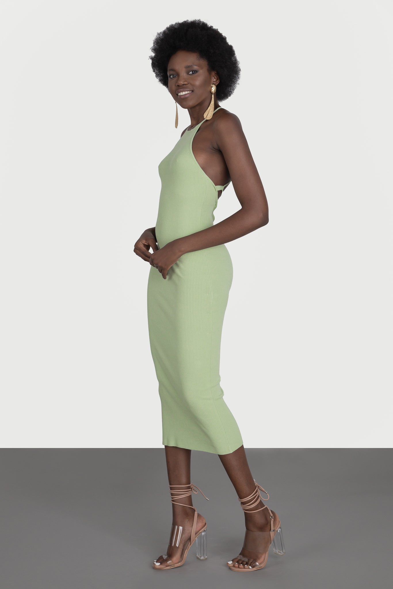 Dress with bare back and lace