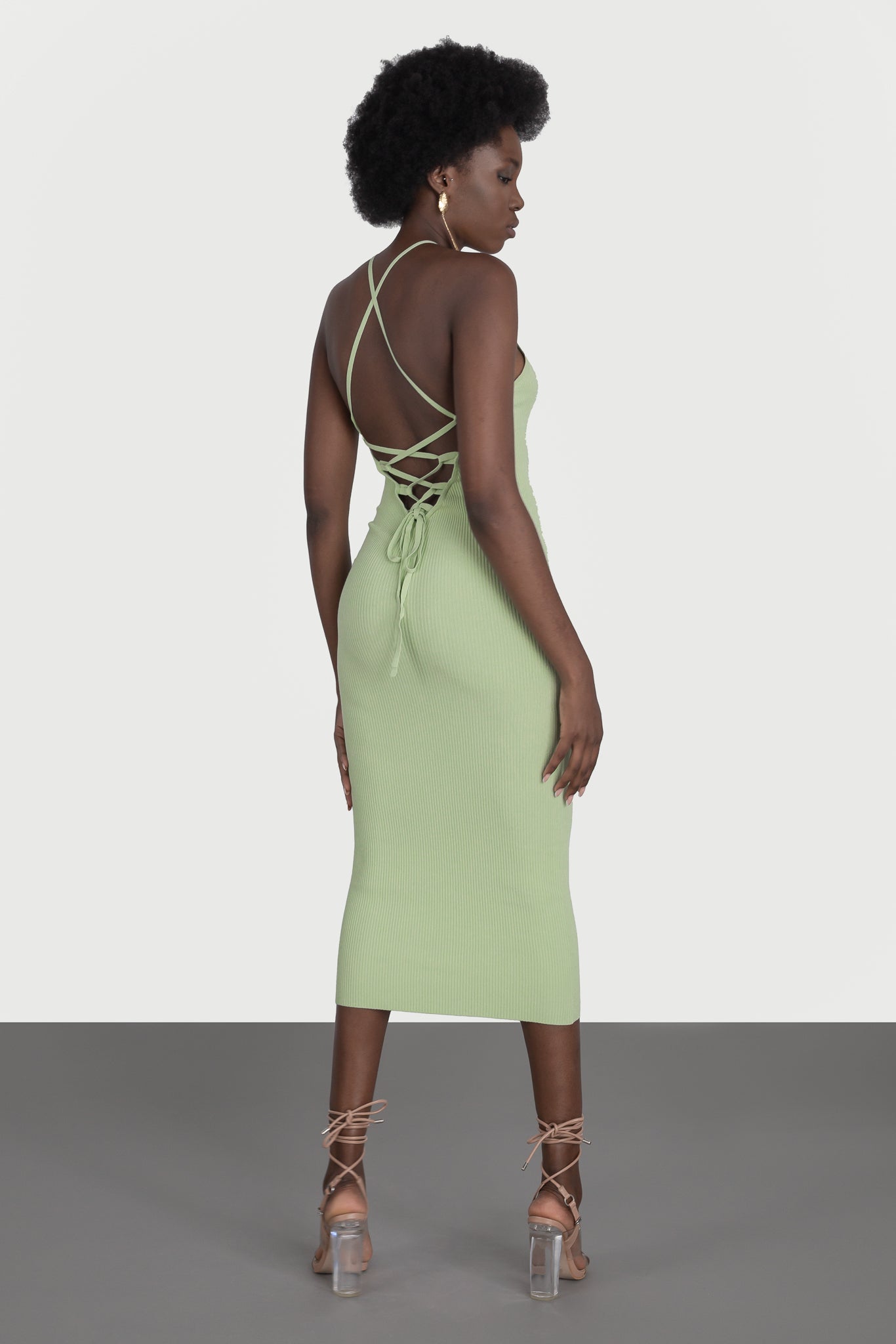 Dress with bare back and lace
