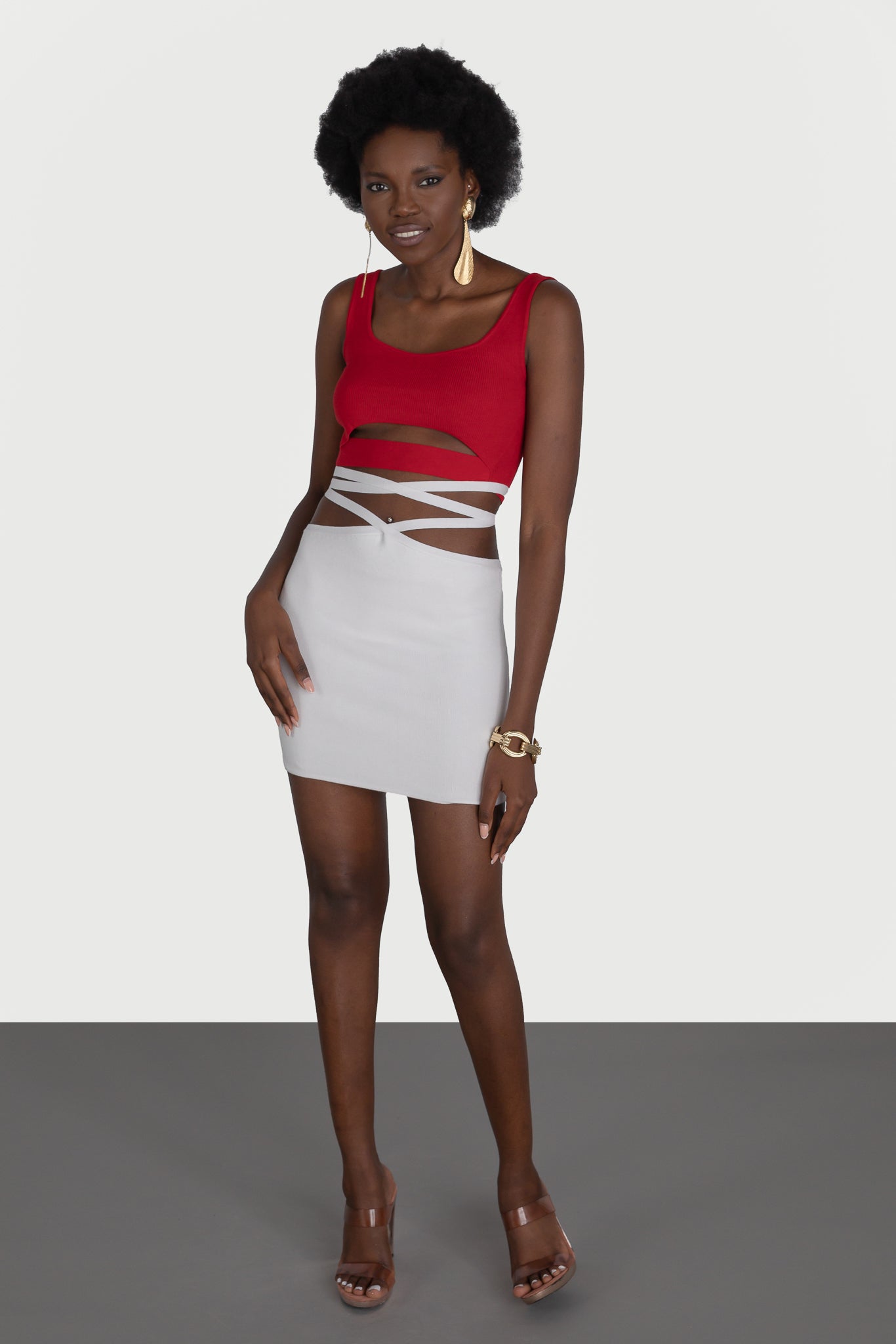 Short skirt with lace at the waist