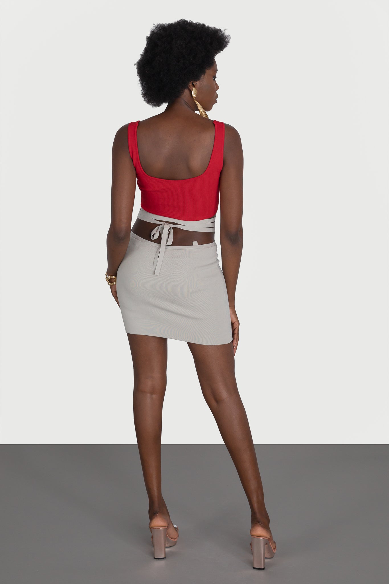 Short skirt with lace at the waist