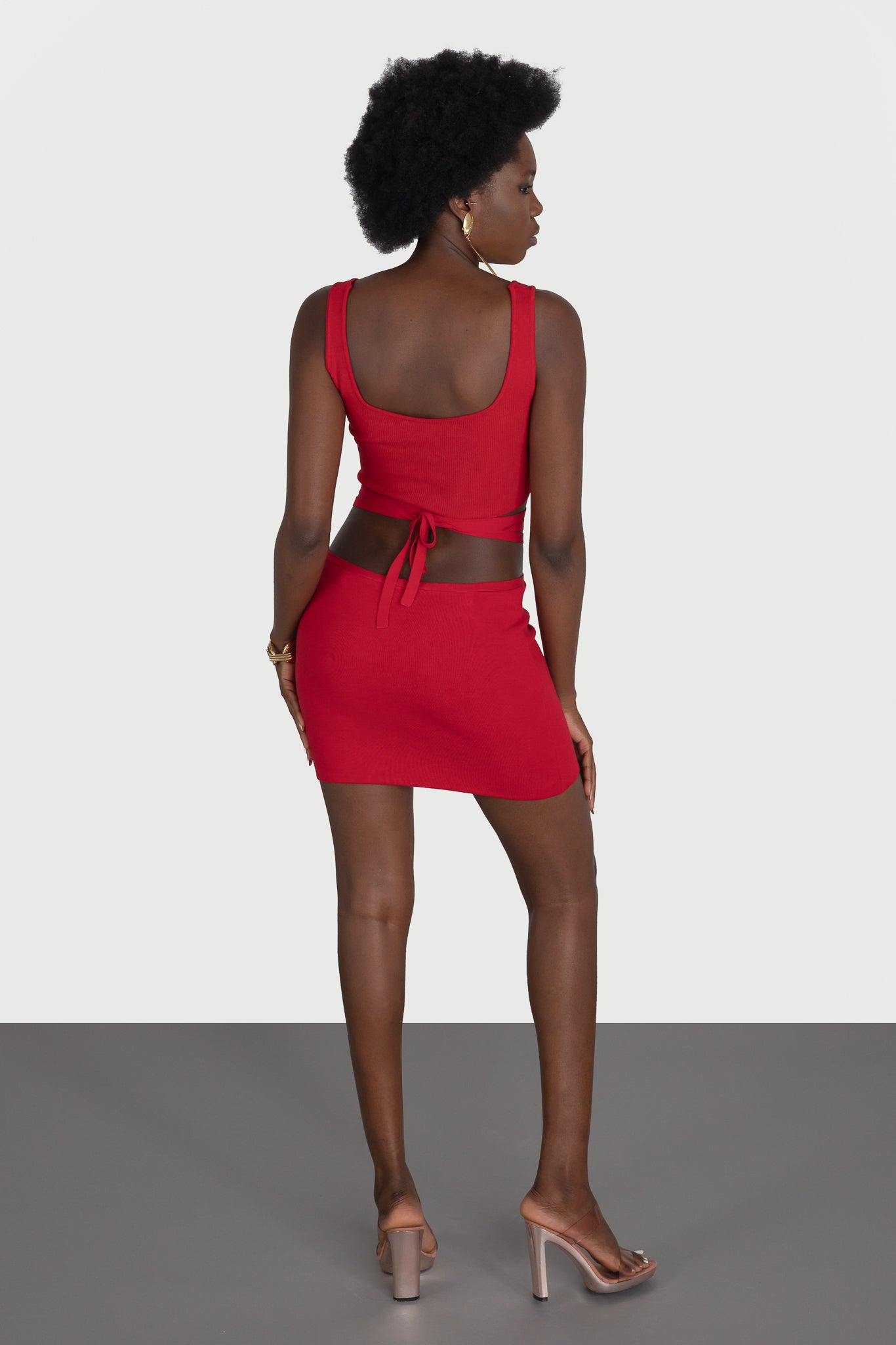 Short skirt with lace at the waist