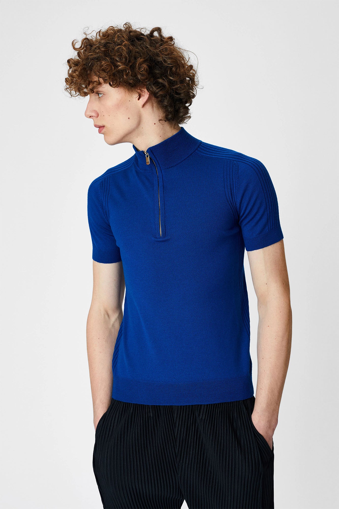 Short sleeve sweater with collar and zipper for men