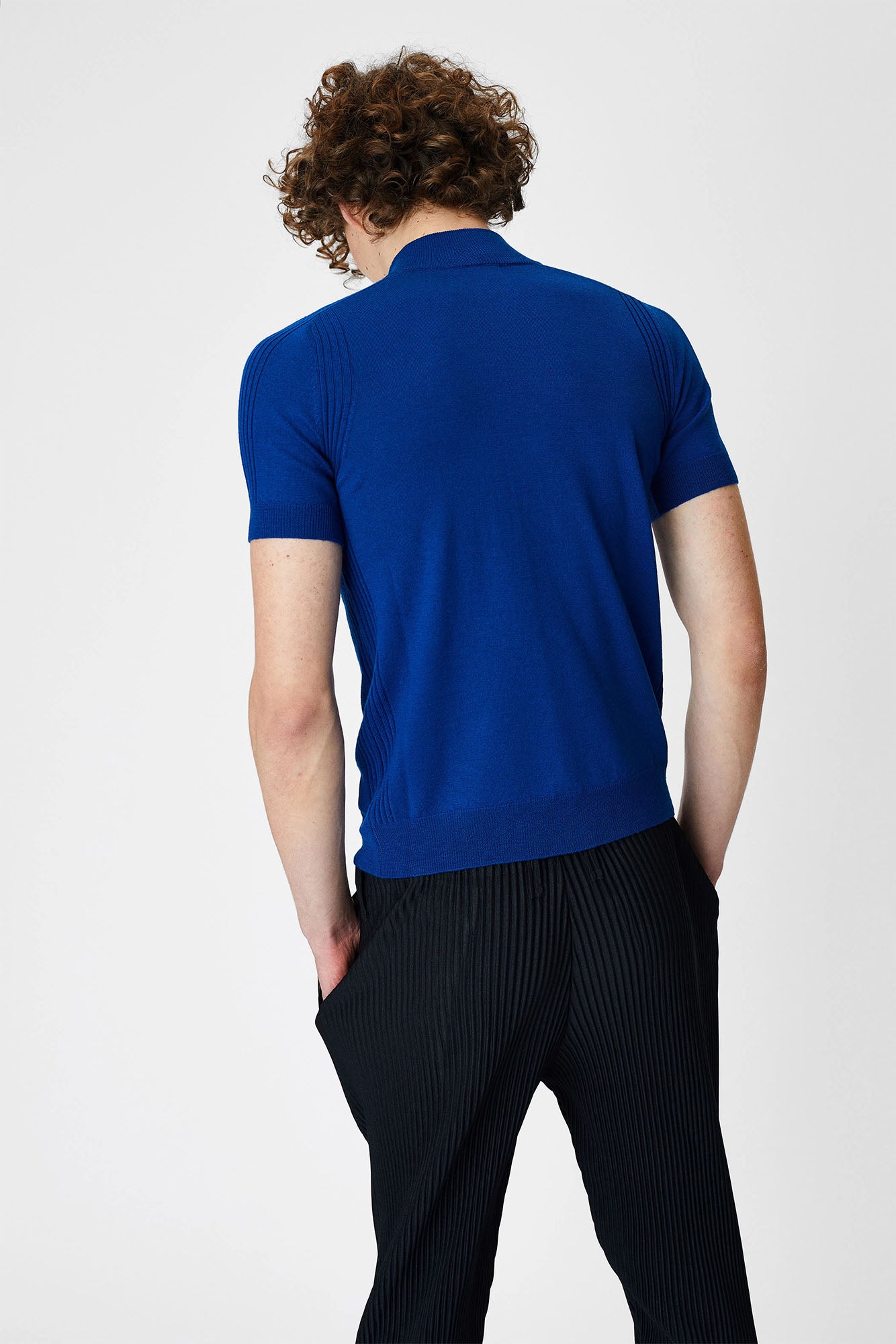 Short sleeve sweater with collar and zipper for men
