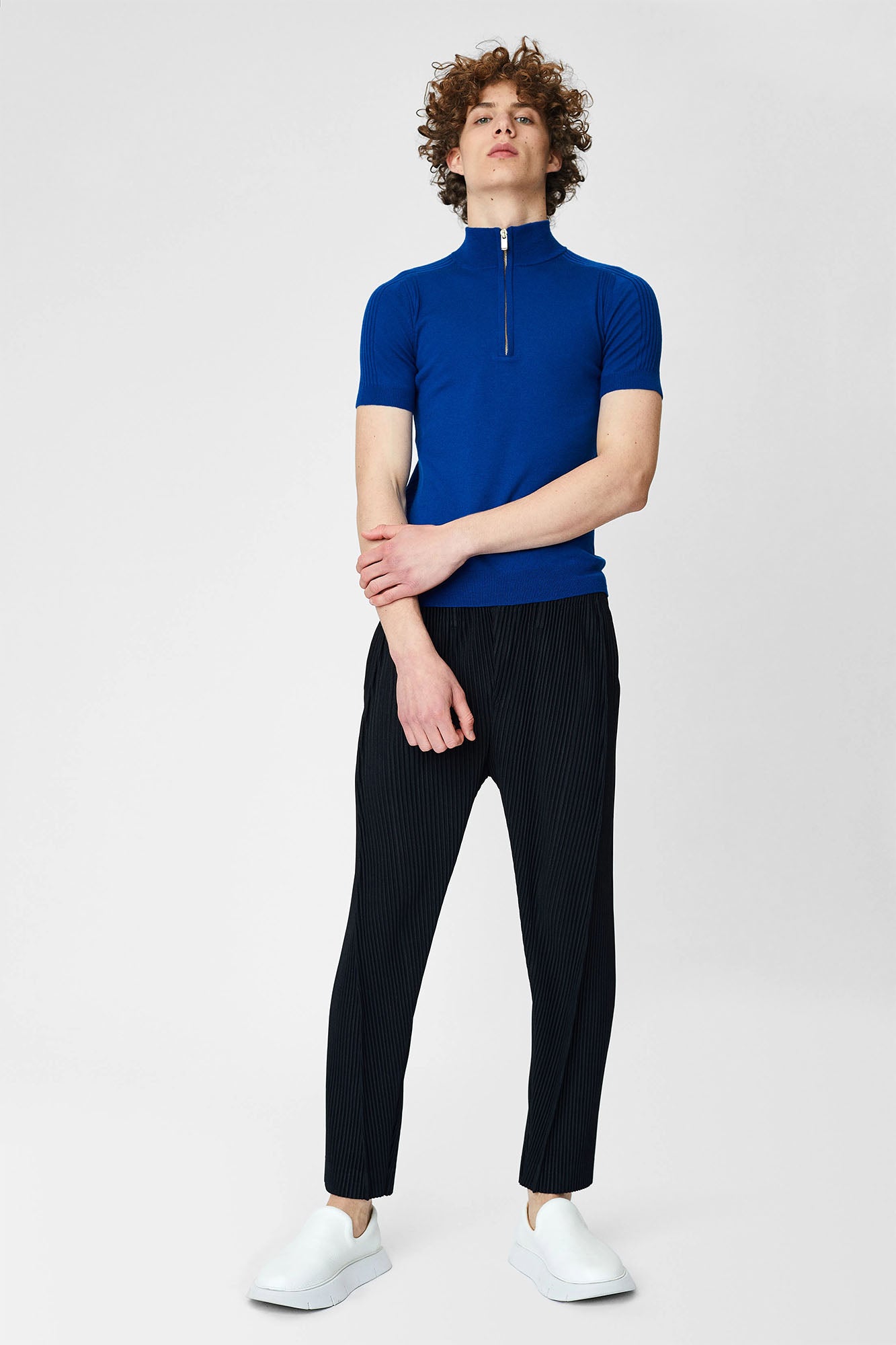 Short sleeve sweater with collar and zipper for men