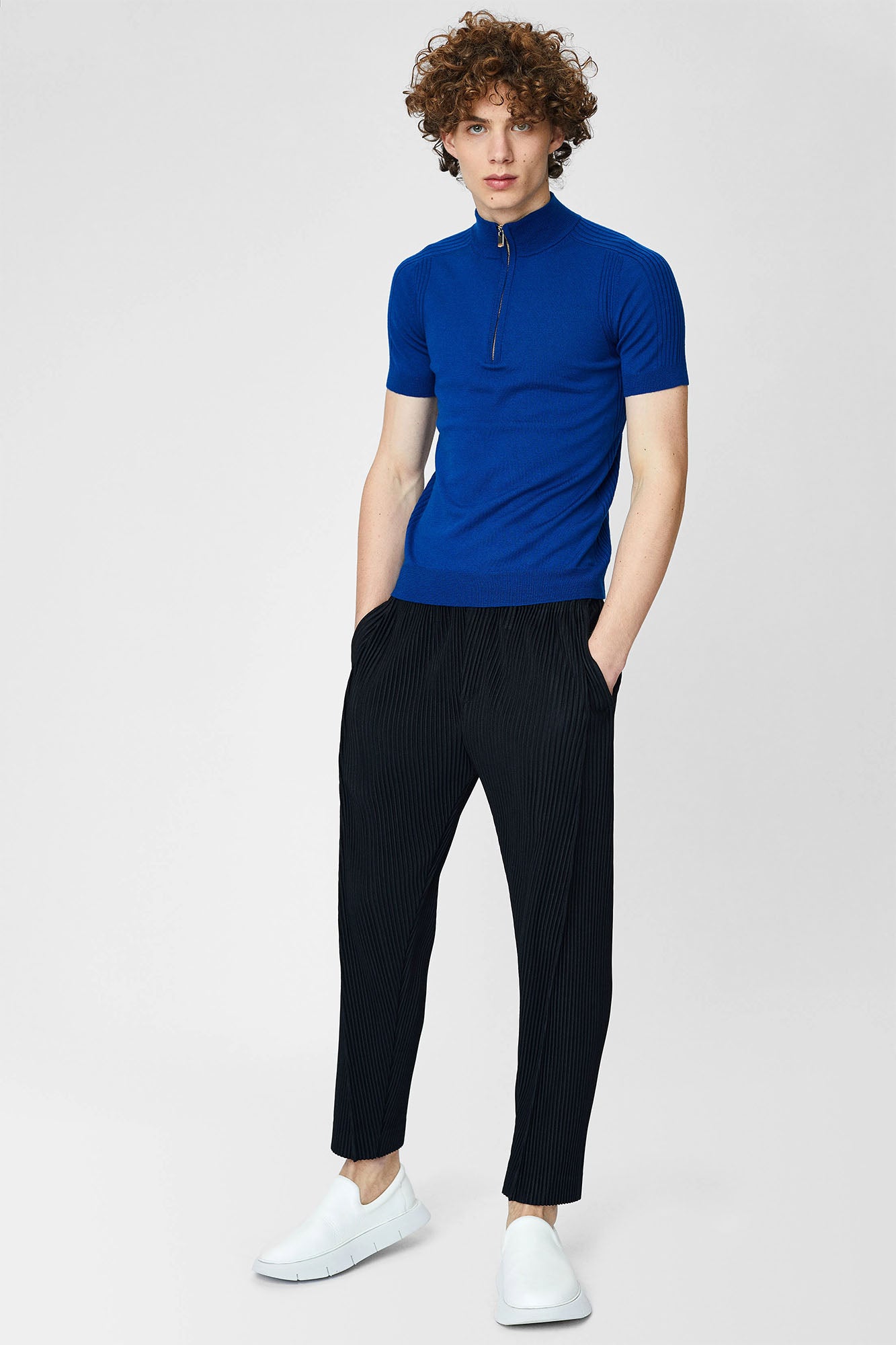 Short sleeve sweater with collar and zipper for men
