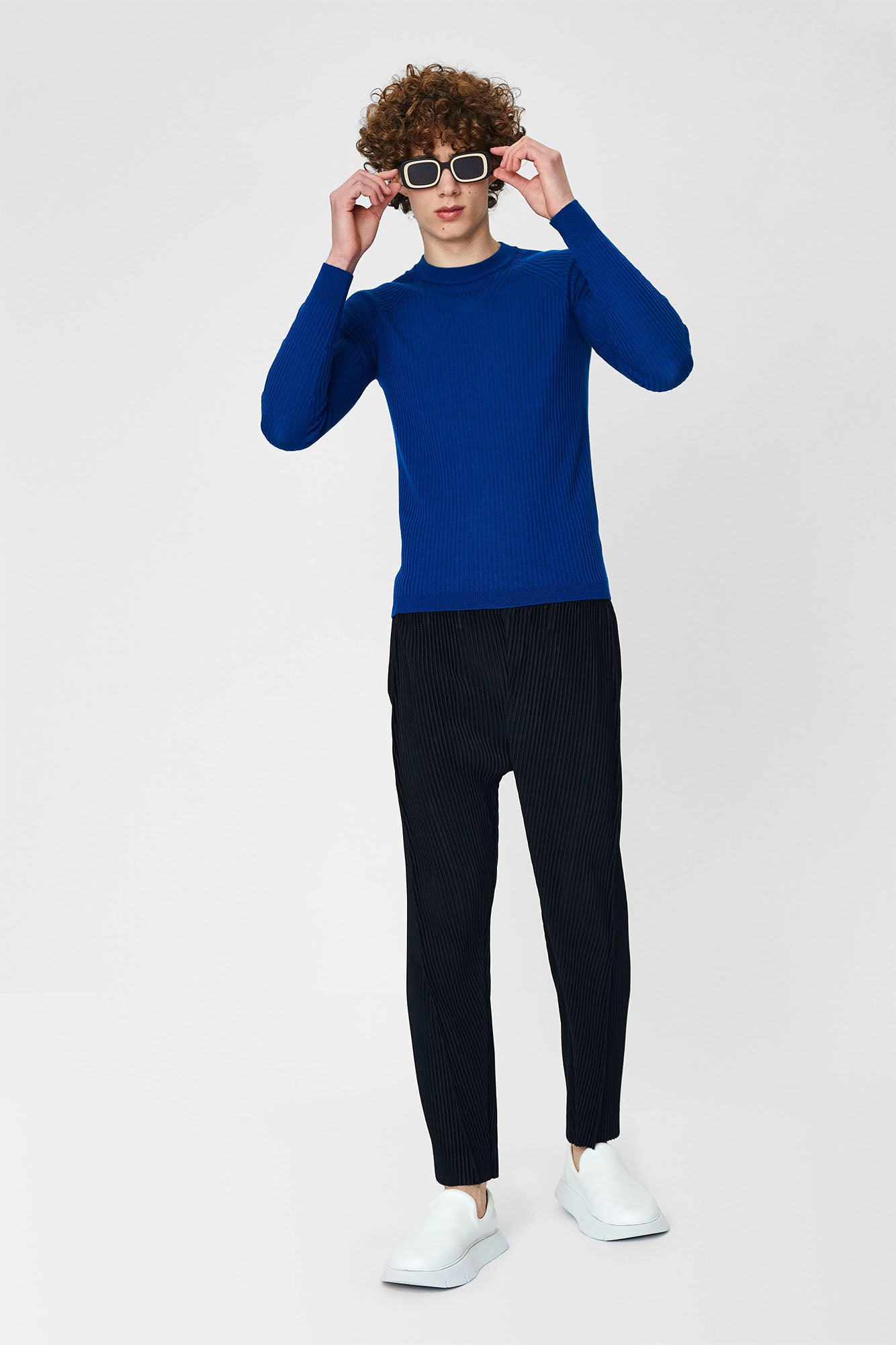 Round neck sweater for men