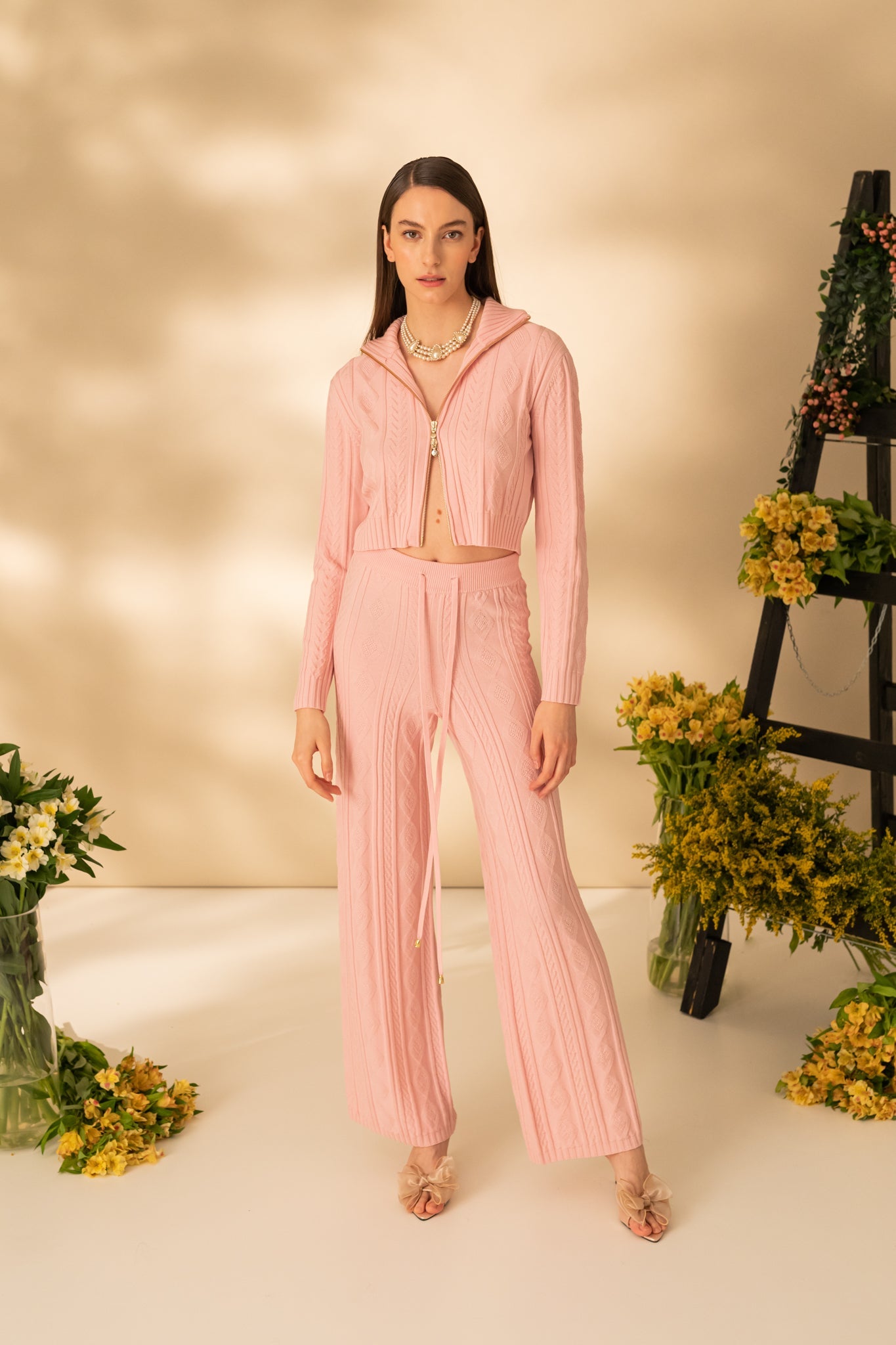 Cropped pants in diamonds