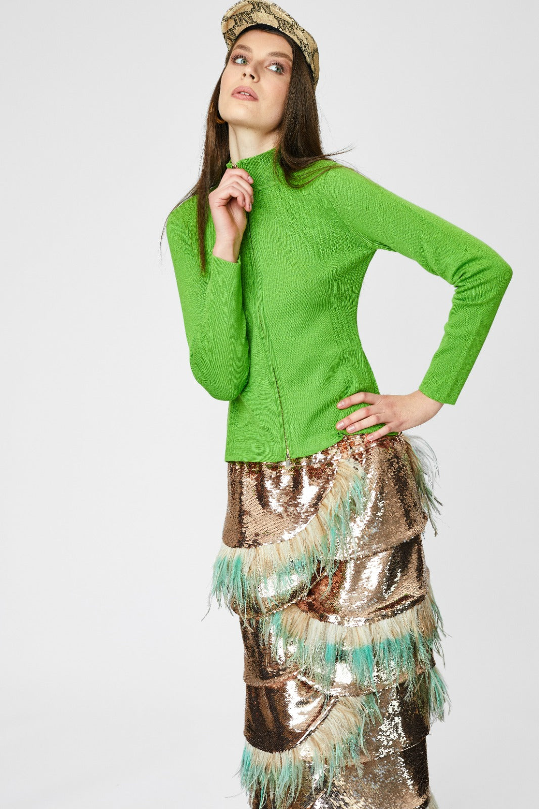 Women's sweater/jacket with zipper and hidden side pockets