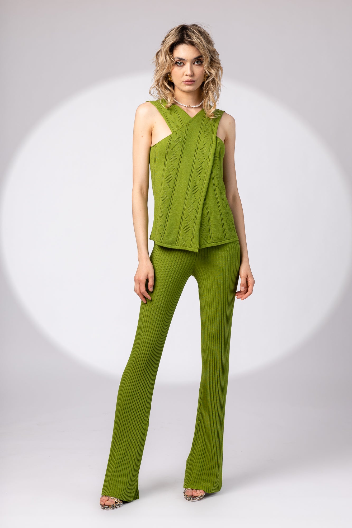 Openwork top with overlay at the back