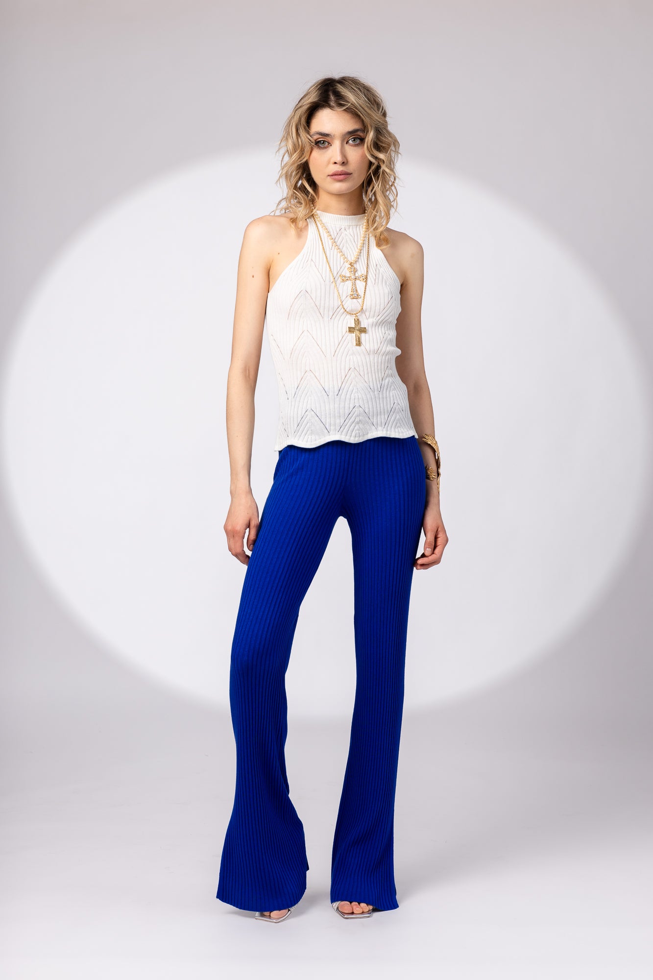 Openwork top with cutout at the back