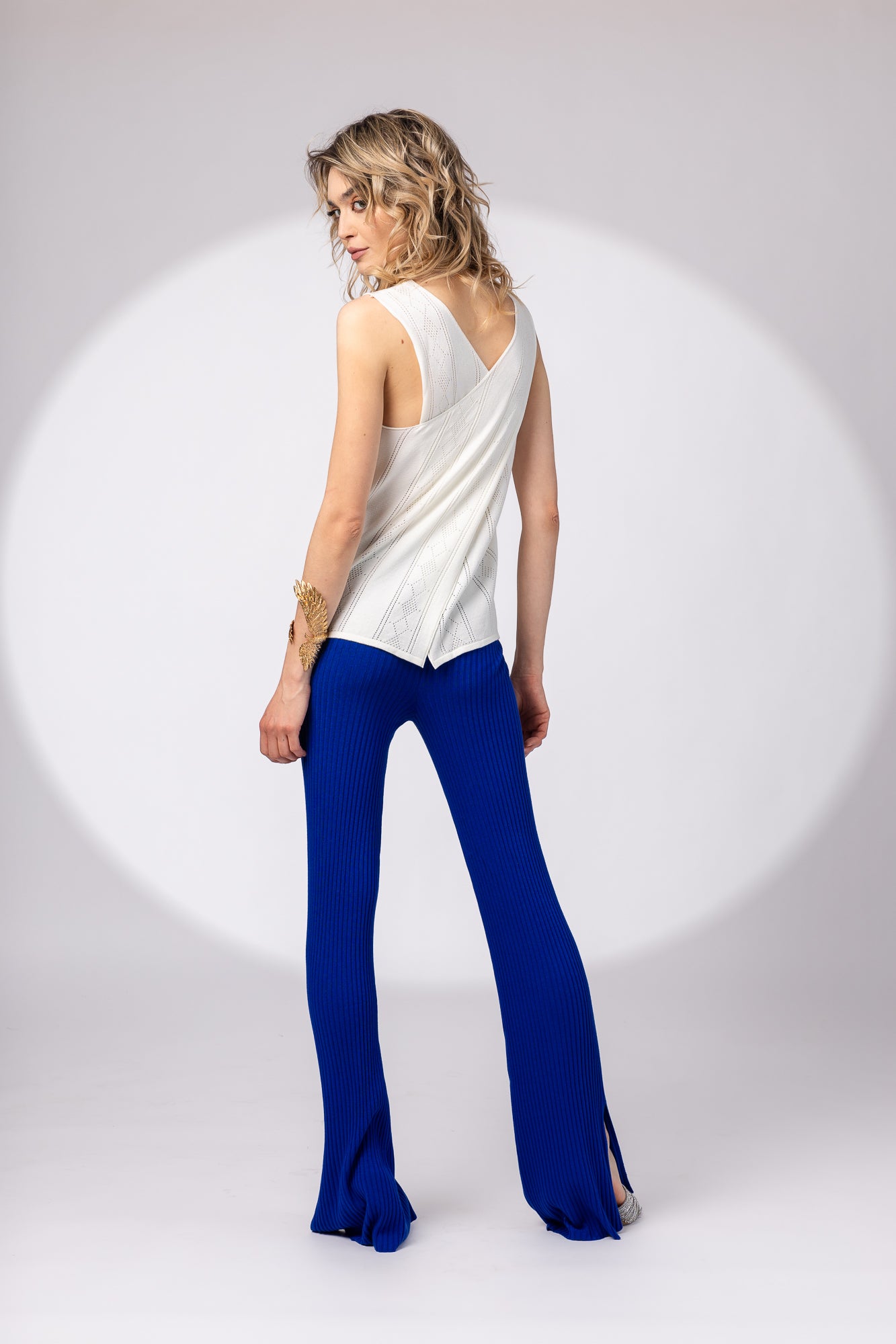 Openwork top with overlay at the back