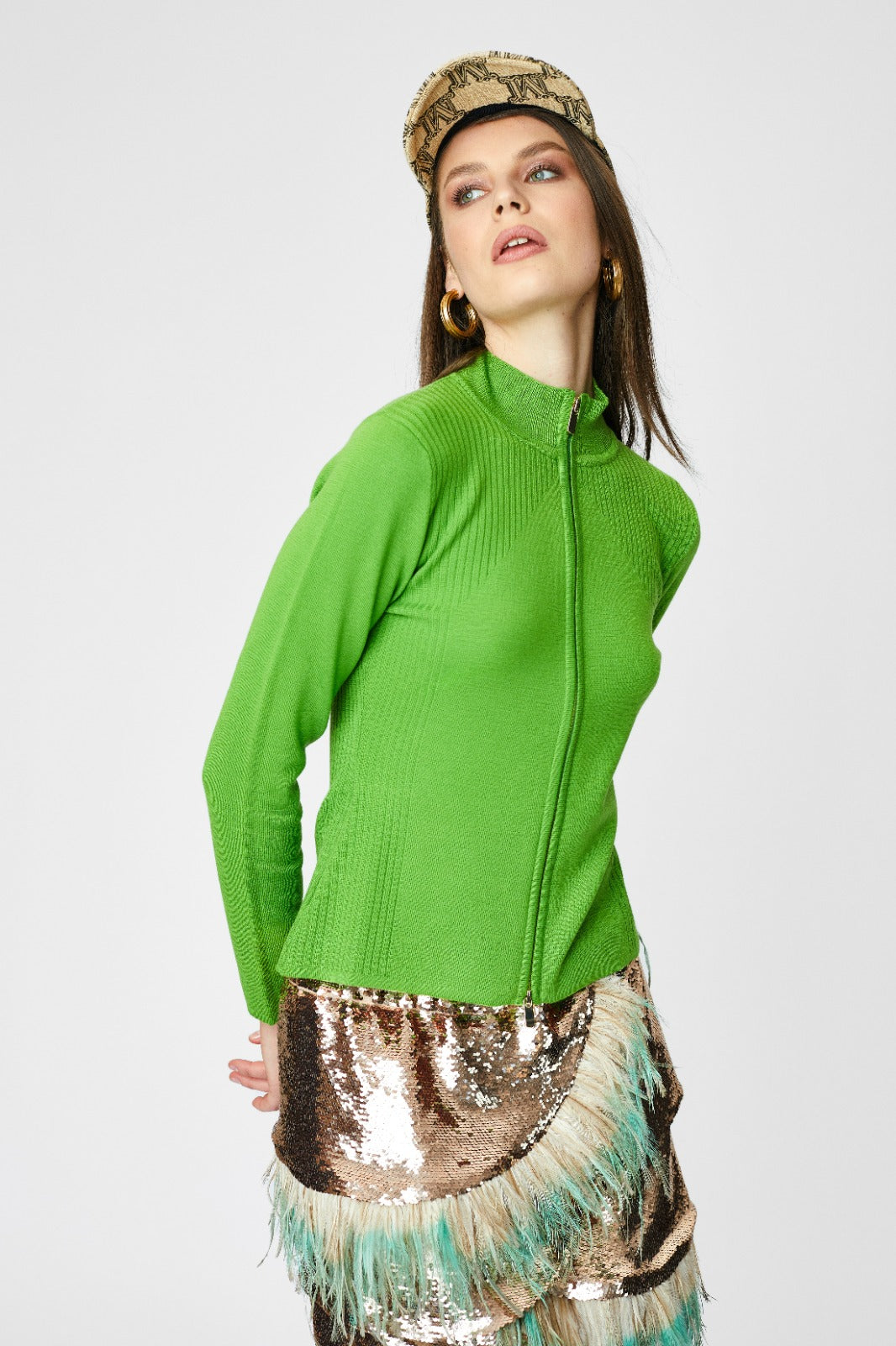 Women's sweater/jacket with zipper and hidden side pockets