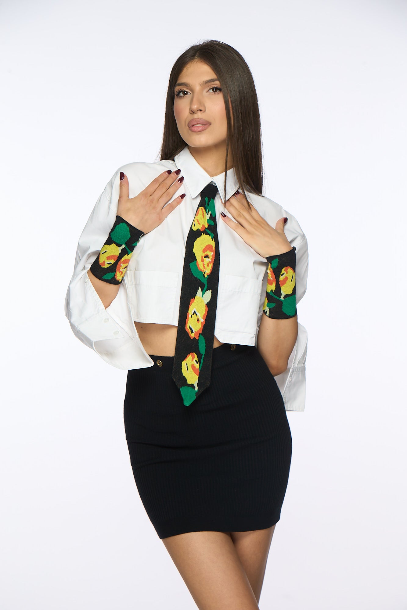 Short sleeves with stylized roses