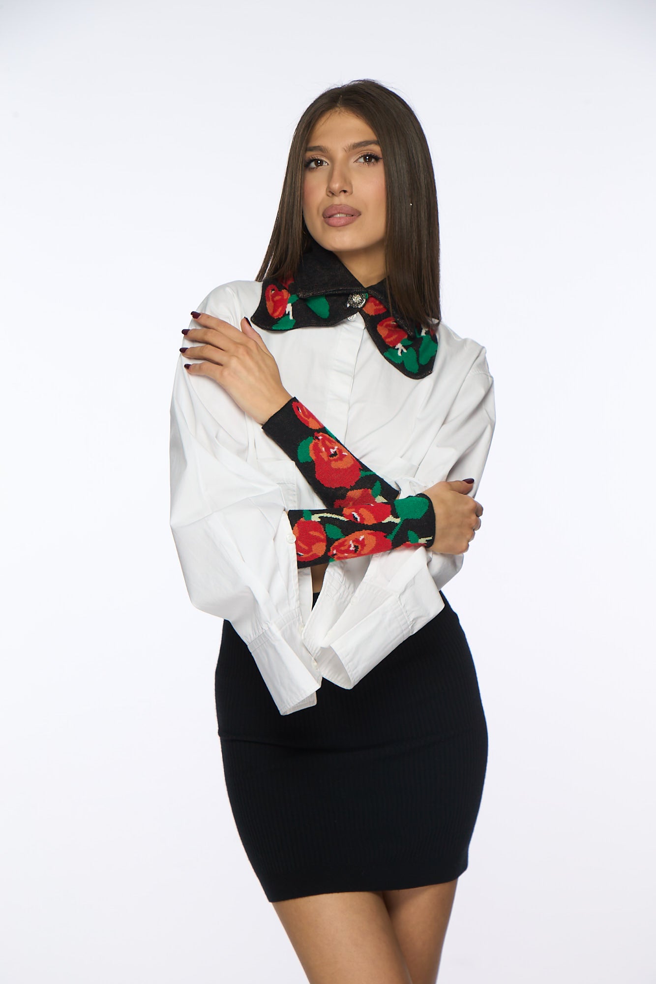 Short sleeves with stylized roses