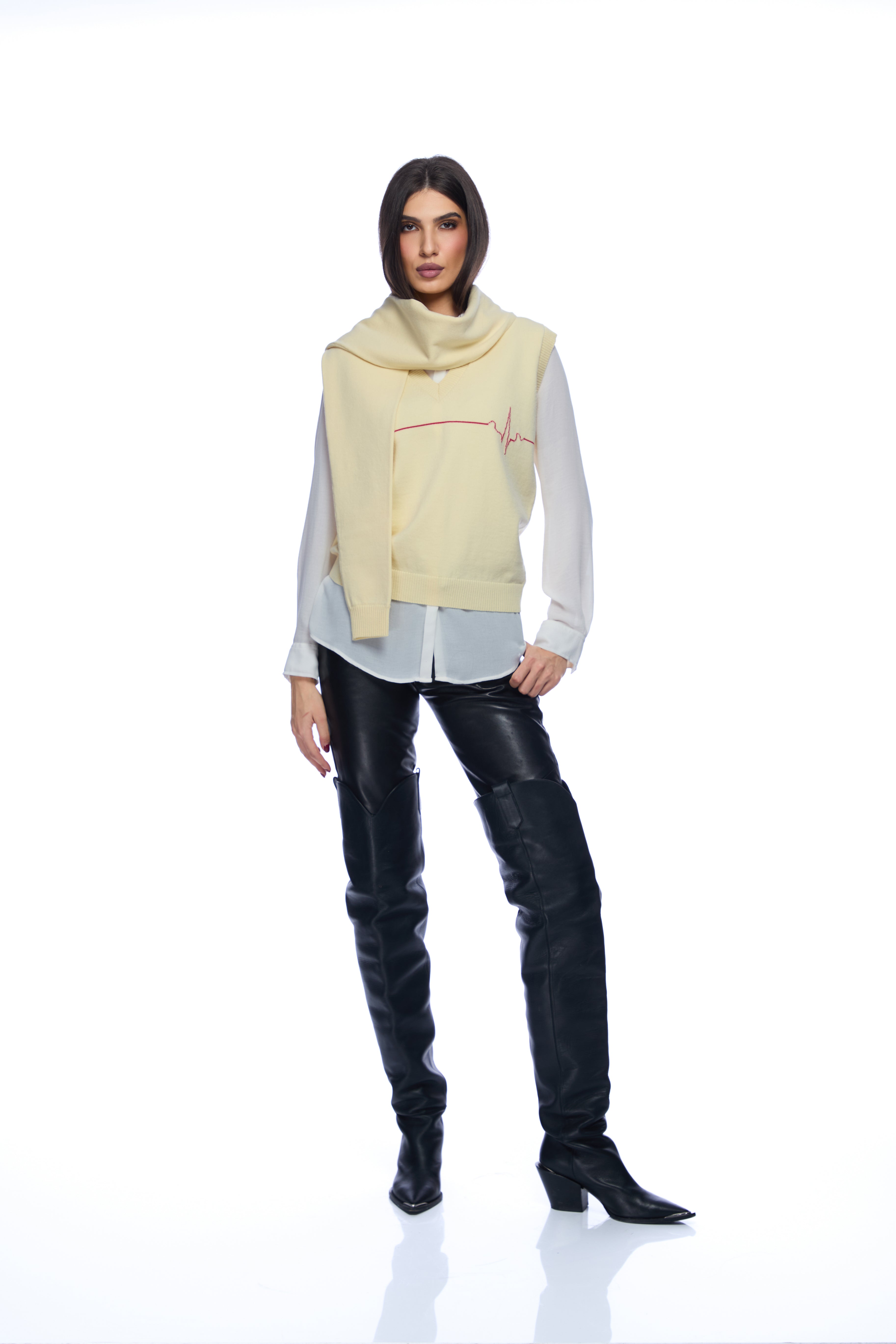 Compleu vesta si capa scurta