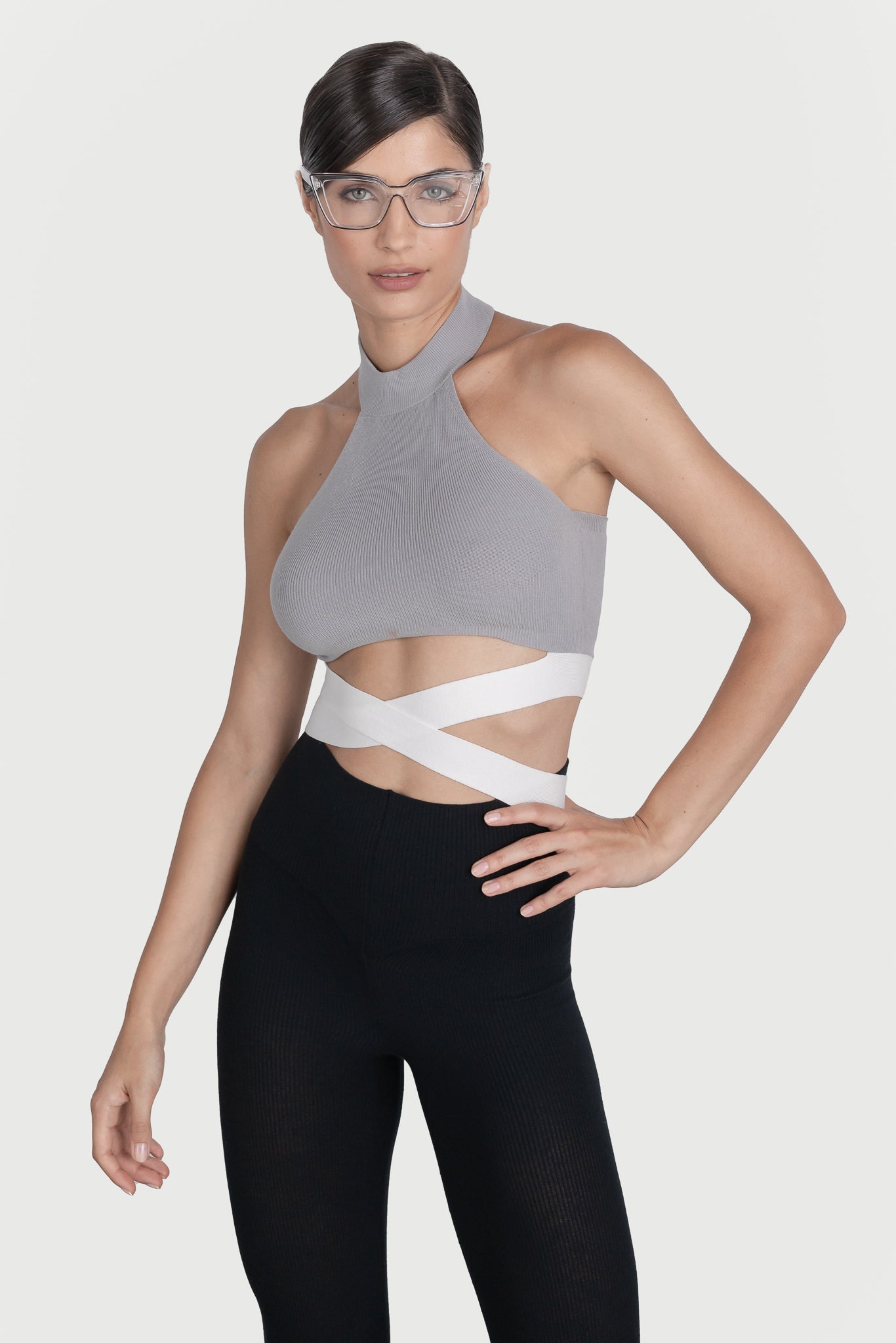 Short top with cords at the neck and waist