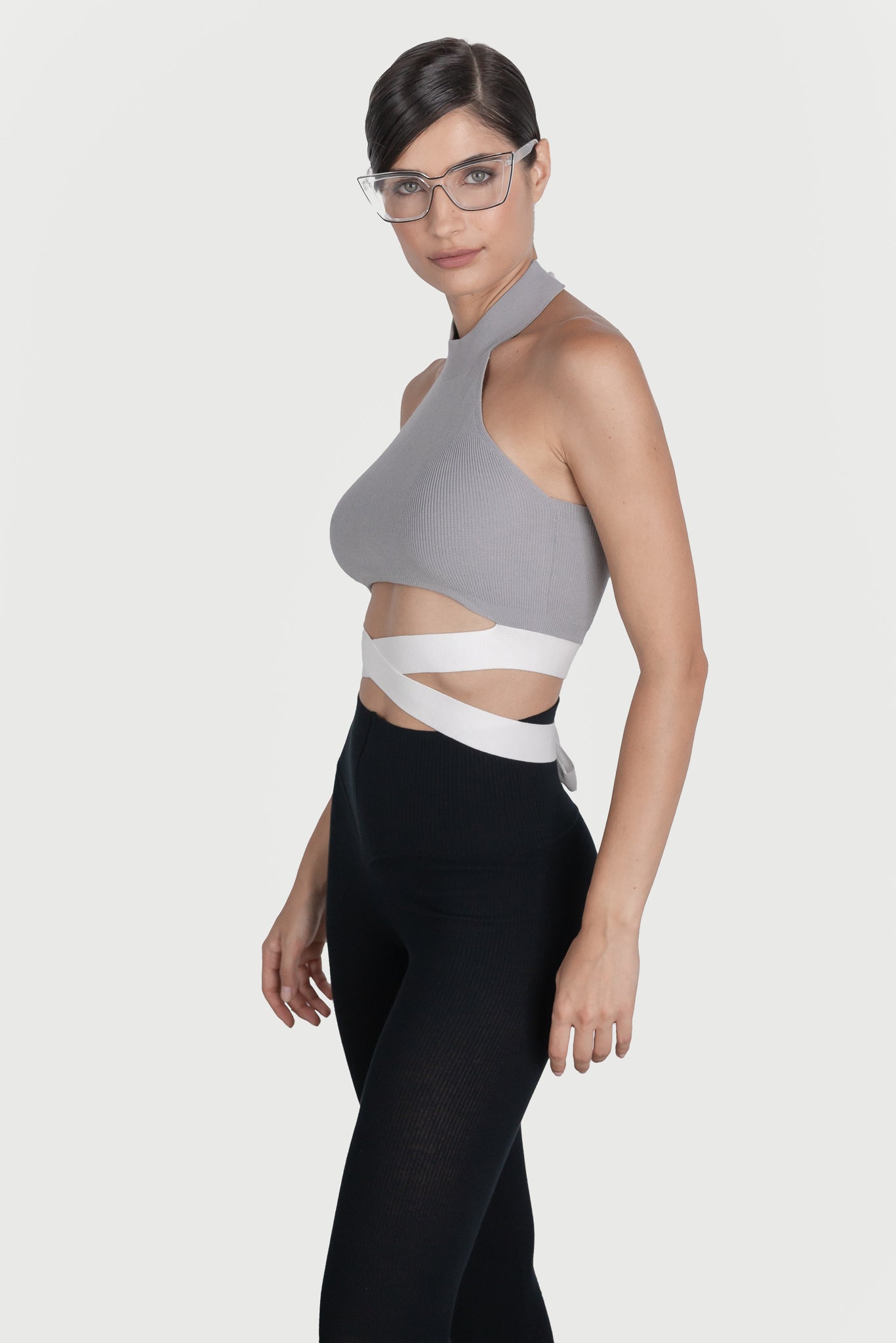 Short top with cords at the neck and waist