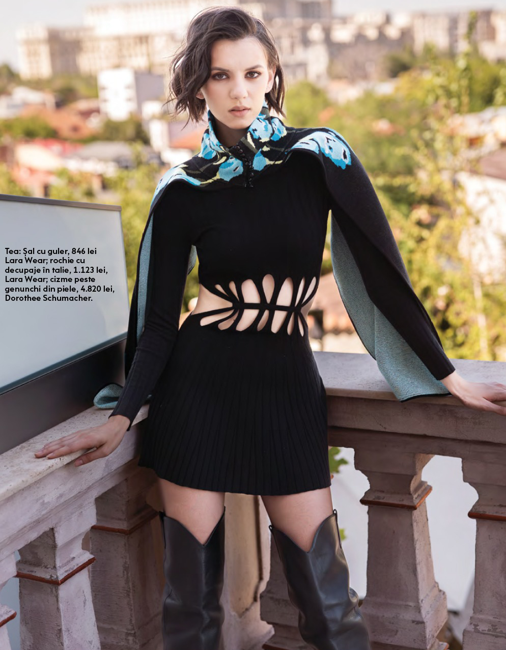 Dress with cutouts at the waist